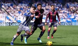 Real Sociedad player dribbling against Levante