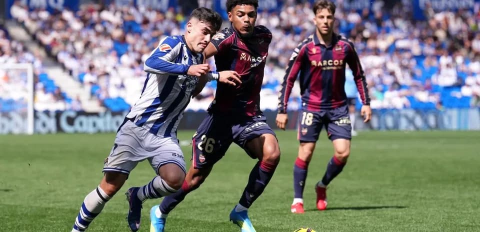 Real Sociedad player dribbling against Levante