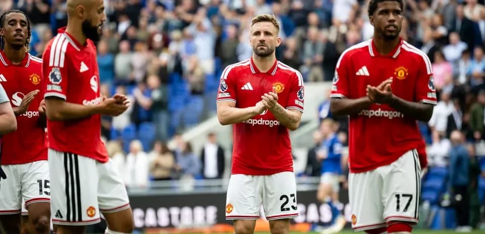 Manchester United players applauding fans after match