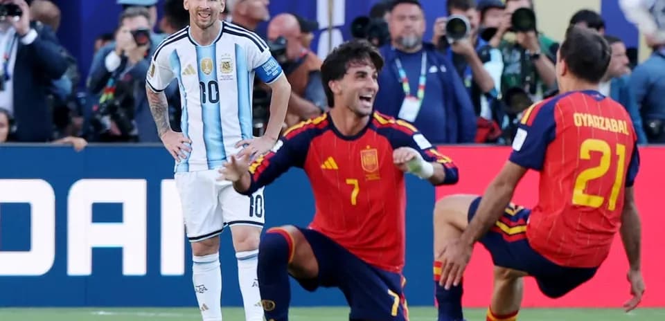 Messi smiling during Argentina vs Spain match