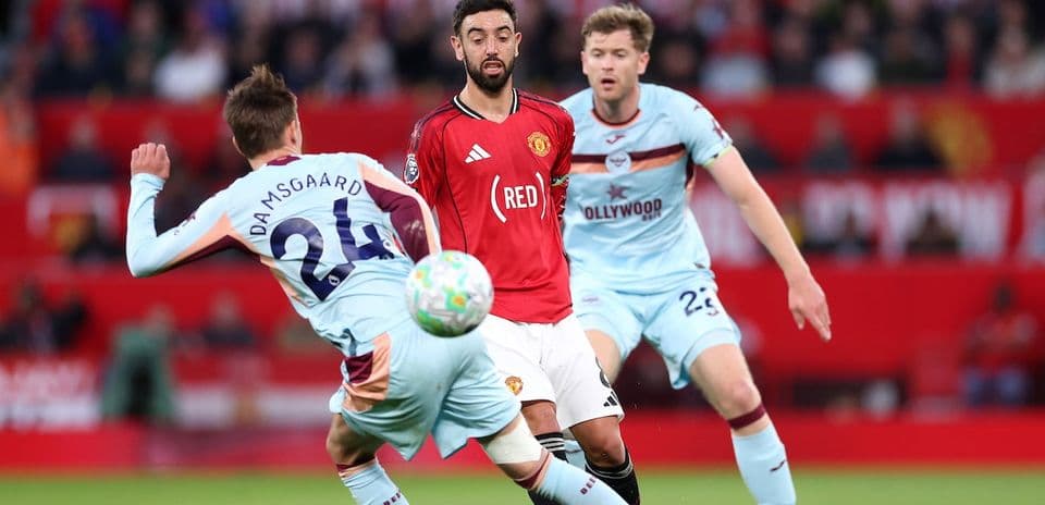 Bruno Fernandes in action against Brentford players