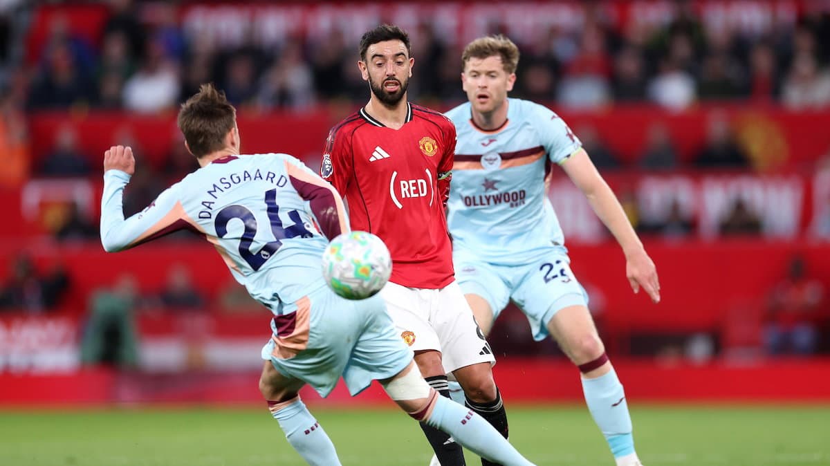 Bruno Fernandes in action against Brentford players
