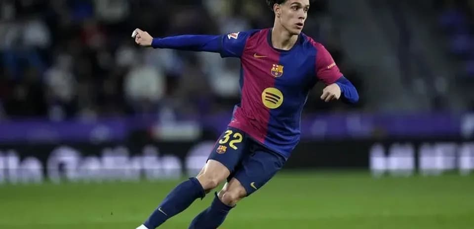Barcelona player dribbling the ball on the pitch