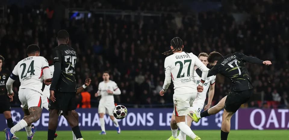 Chelsea players defending against PSG attack