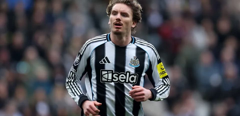 Player in Newcastle United kit during match