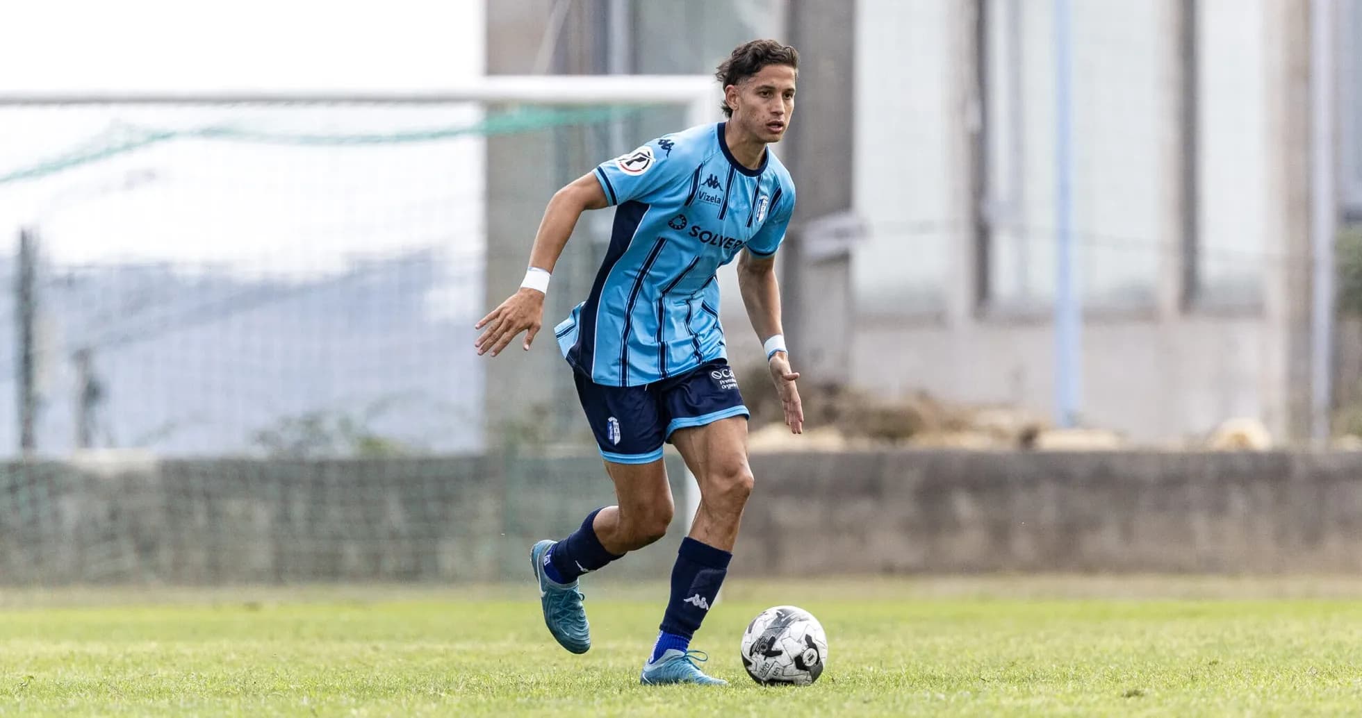 Vizela U23 player dribbling the ball on field
