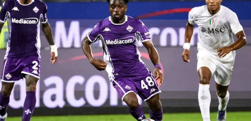 Fiorentina player dribbling past opponent during match