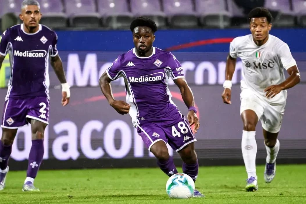 Fiorentina player dribbling past opponent during match