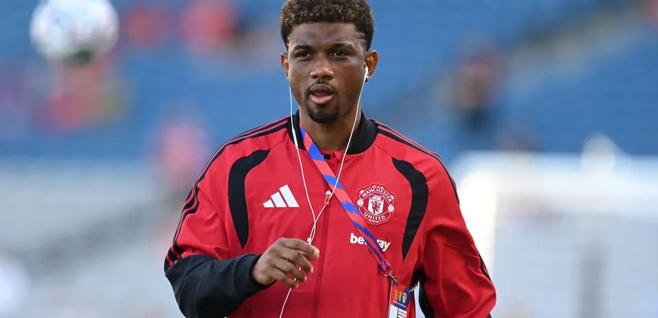 Player in Manchester United jersey warming up