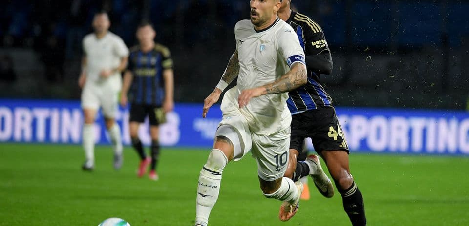 Lazio player running with the ball during match