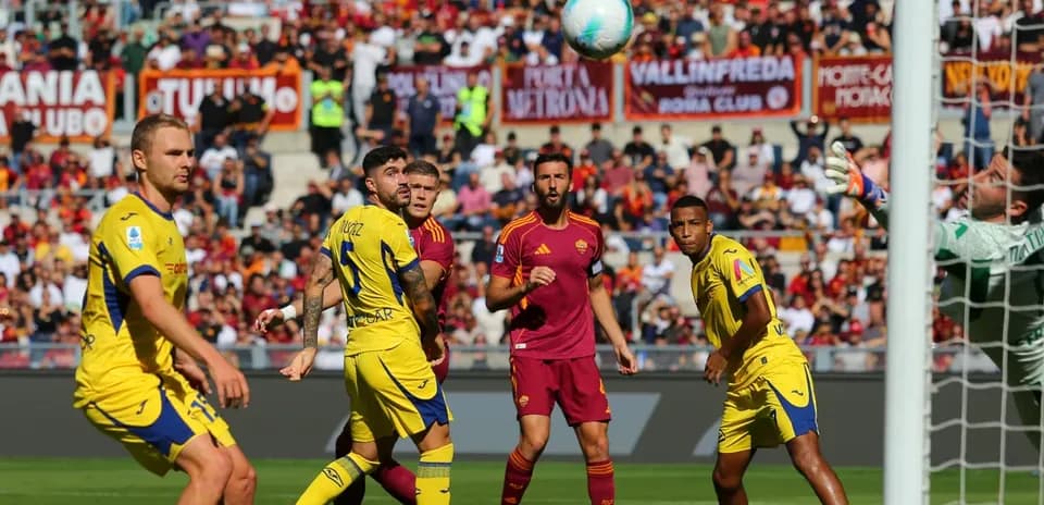 Players from Hellas Verona and AS Roma during match