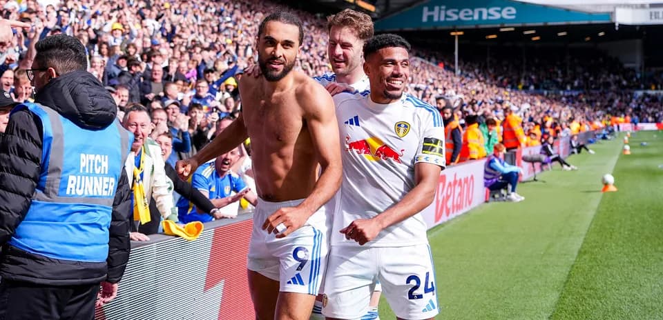 Leeds players celebrating goal with fans