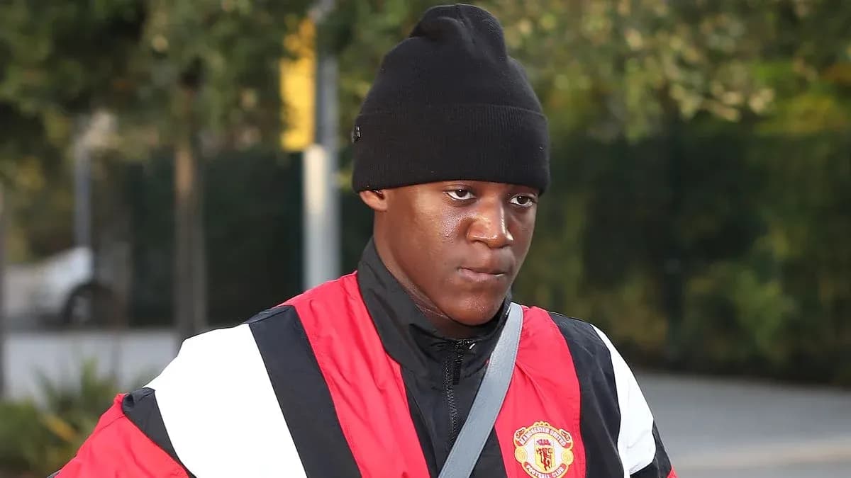 Player arriving at training in Manchester United attire