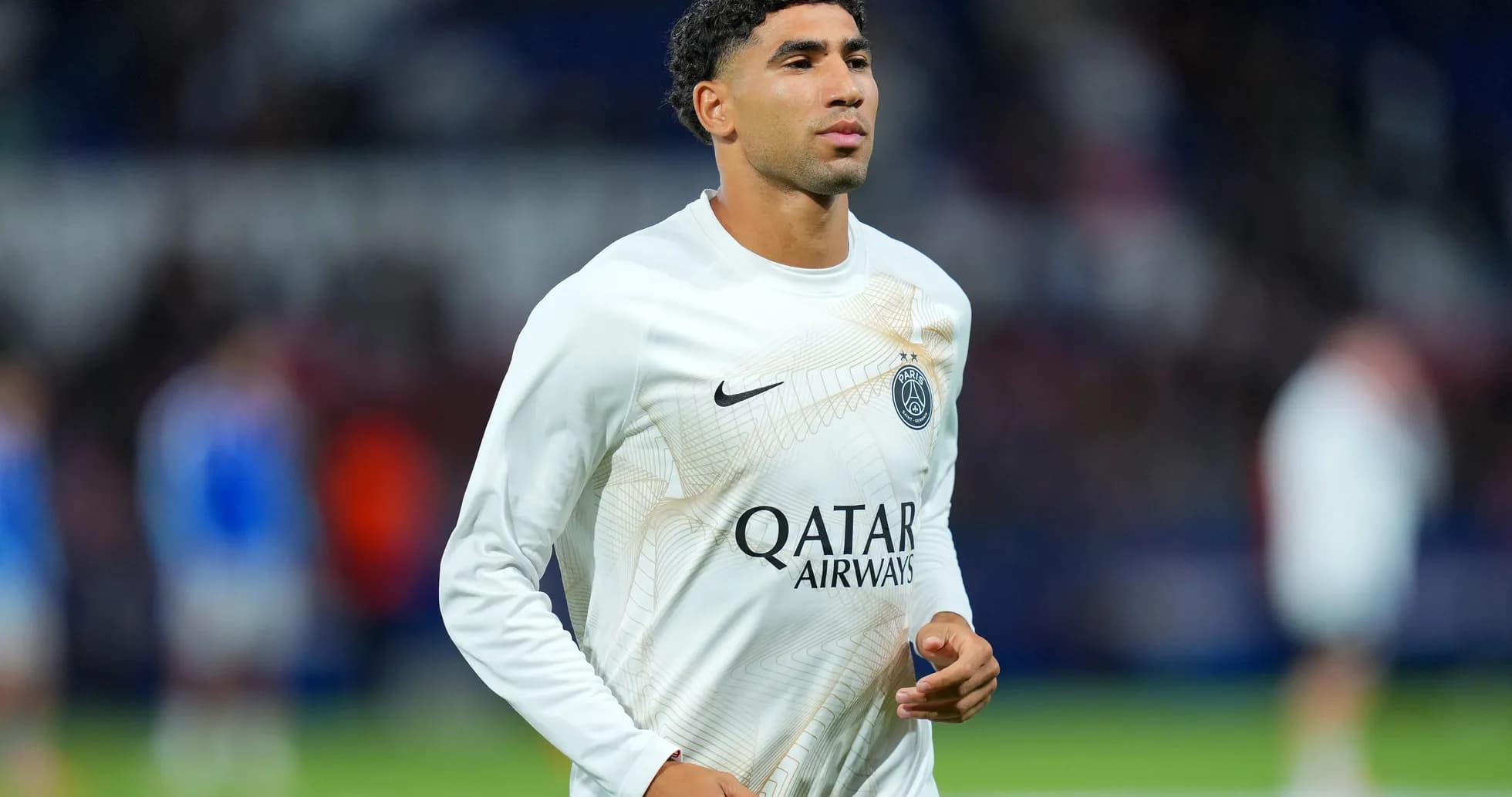 Player warming up in Paris Saint-Germain kit