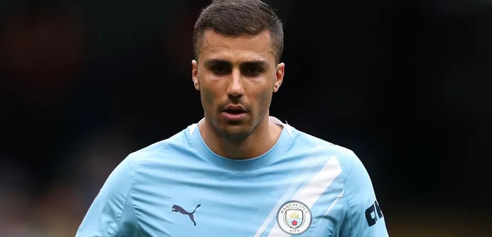 Player in Manchester City training kit during session