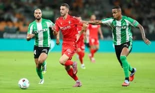 Osasuna player dribbling against Real Betis defenders