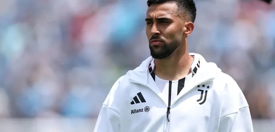 Player in Juventus tracksuit before match
