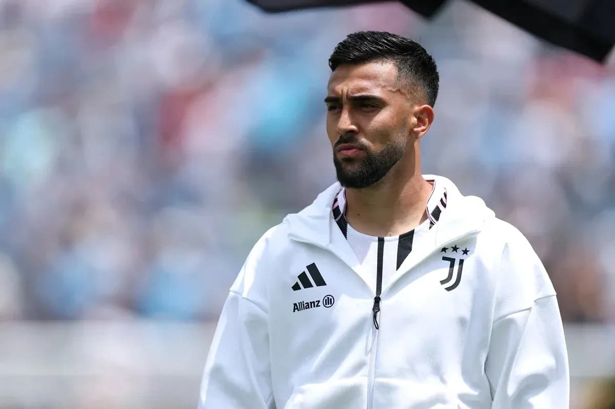 Player in Juventus tracksuit before match