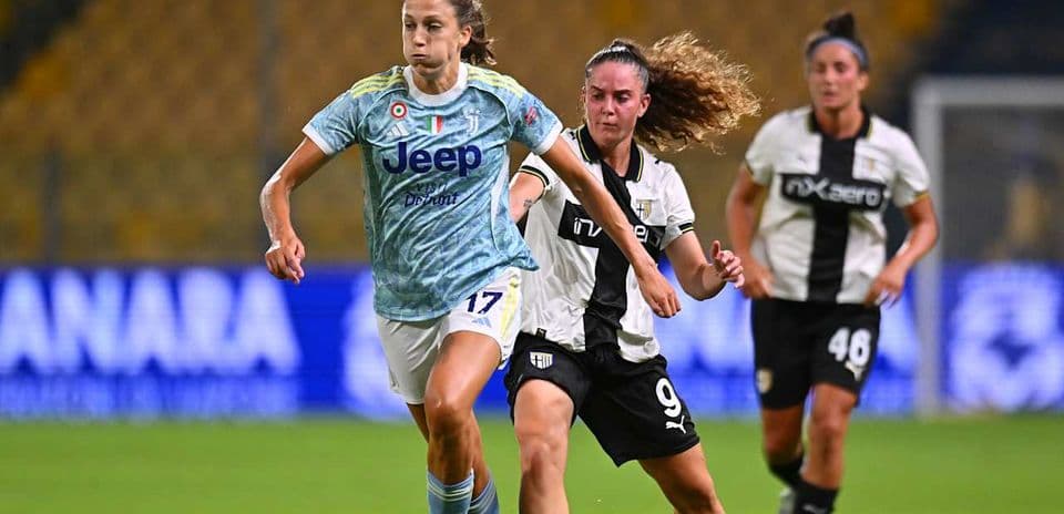 Juventus W player dribbling past Parma W opponent