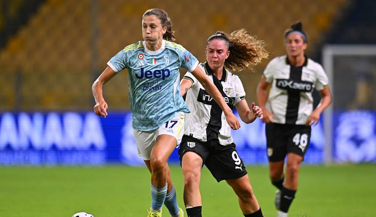 Juventus W player dribbling past Parma W opponent