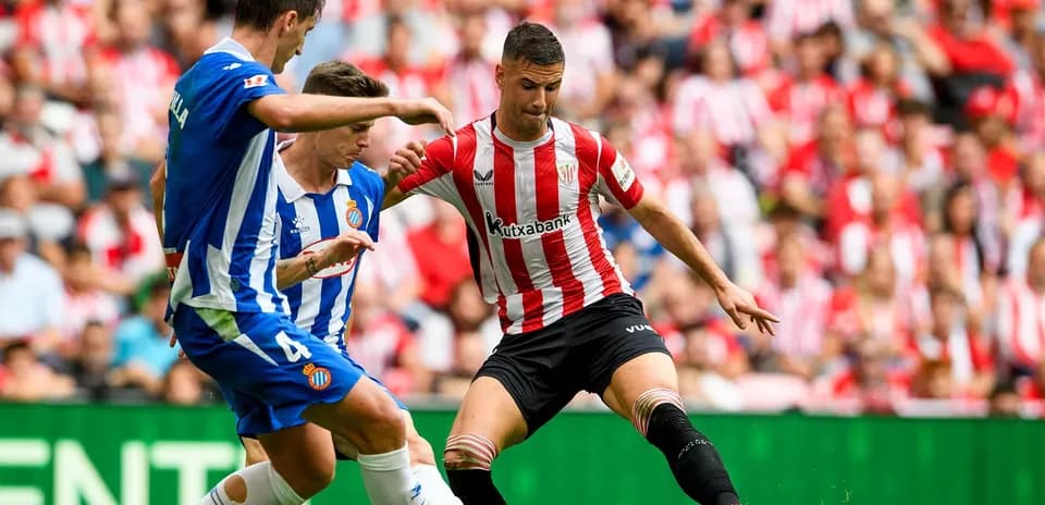 Espanyol and Athletic Club players competing for the ball