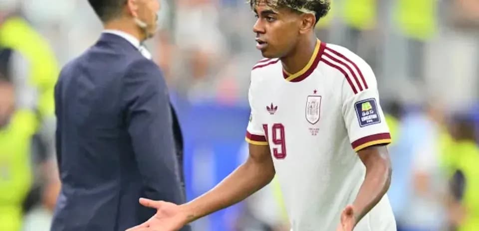 Player gesturing towards coach during match discussion