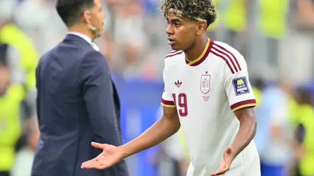 Player gesturing towards coach during match discussion