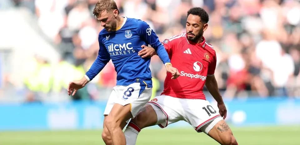 Everton and Manchester United players competing for the ball