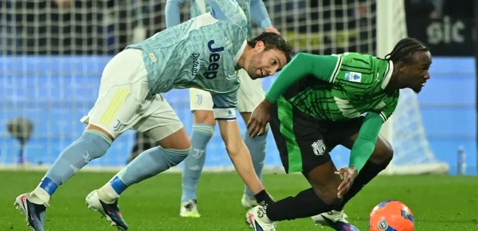 Juventus player tackles Sassuolo player during match