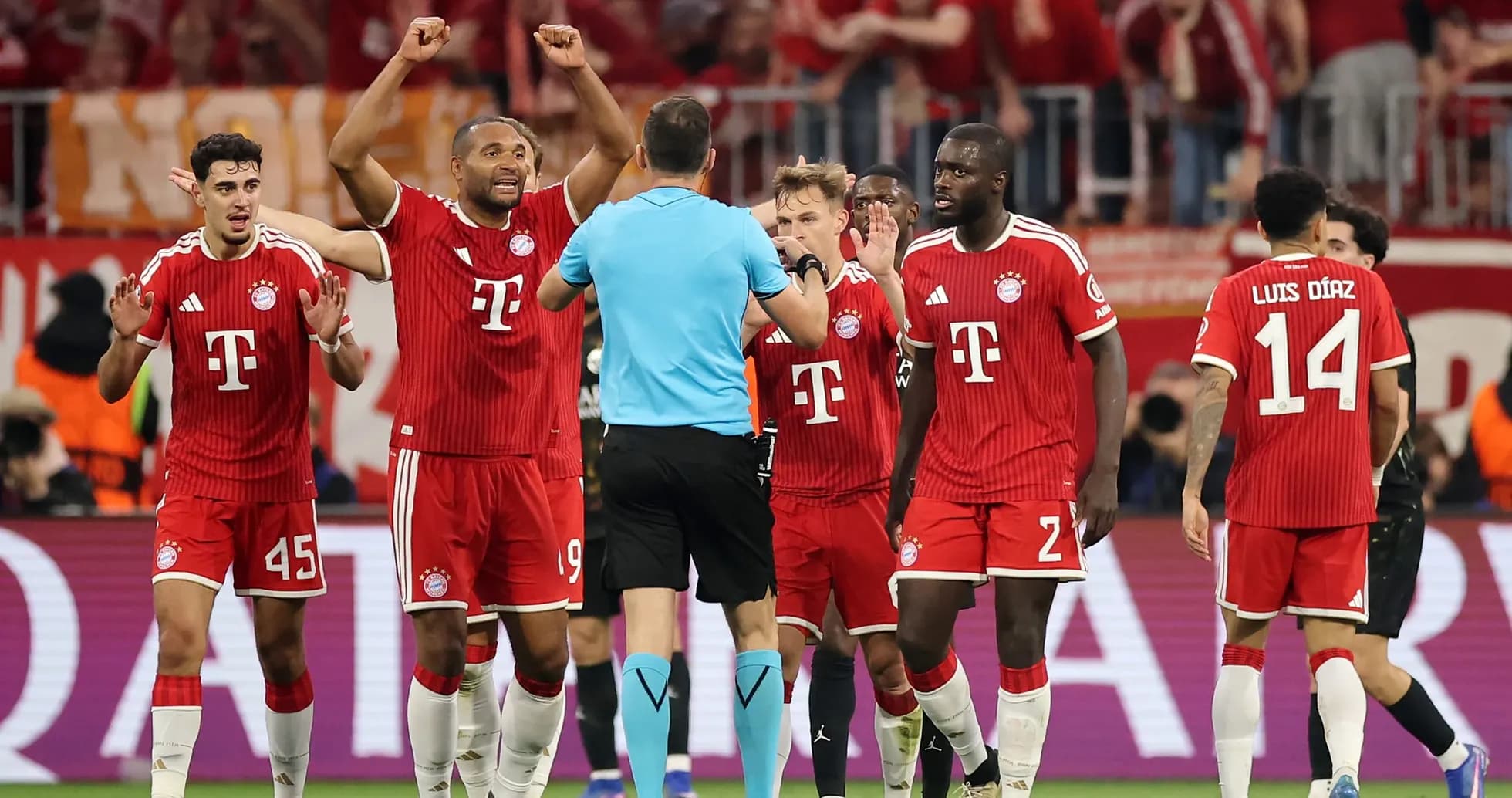 Bayern München players arguing with the referee