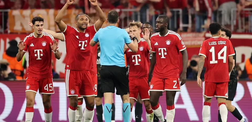 Bayern München players arguing with the referee