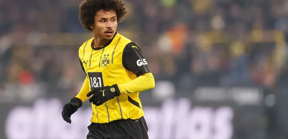 Player in Borussia Dortmund kit on the field