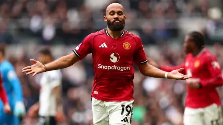 Player gesturing during match in Manchester United kit
