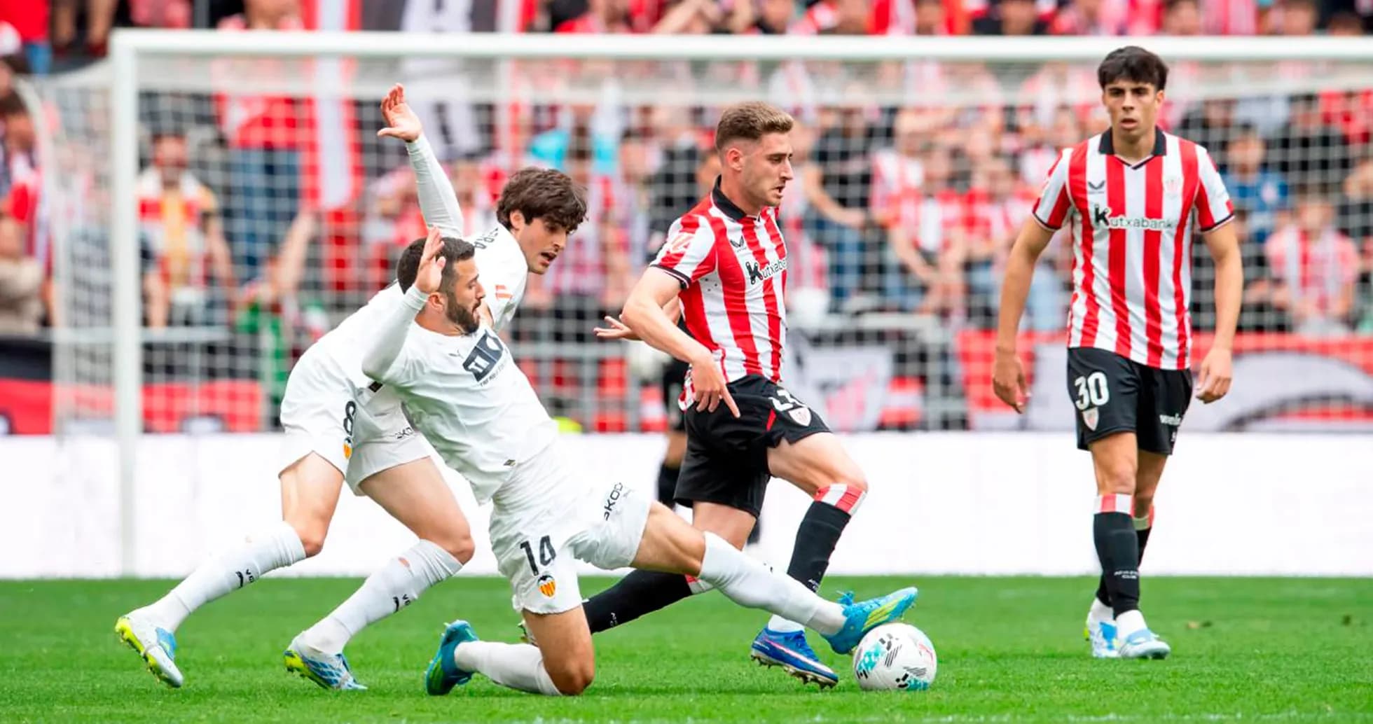 Athletic Club player dribbling against Valencia defenders