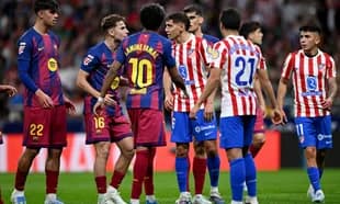 Players from Barcelona and Atletico Madrid discussing during match