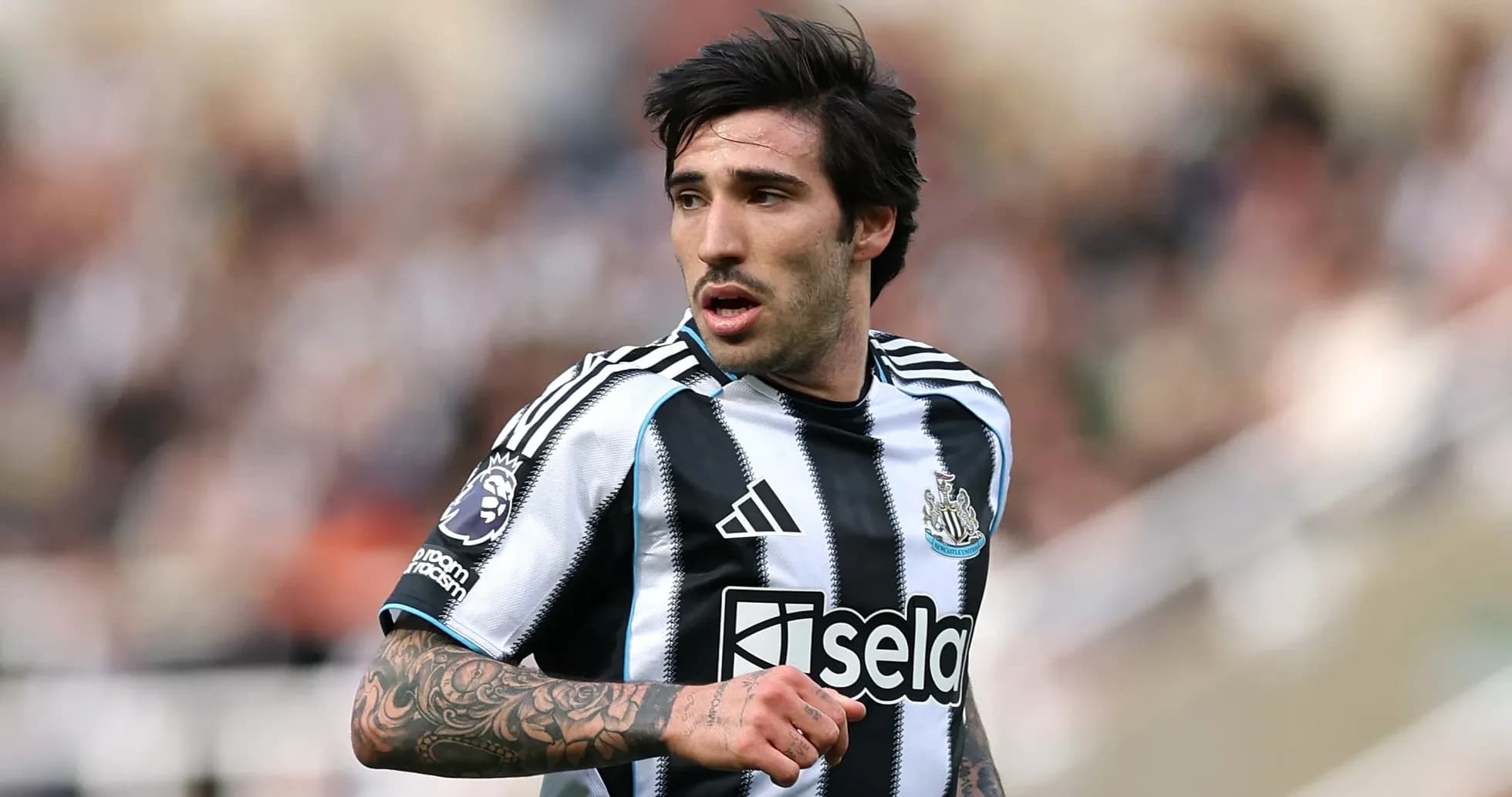 Player in Newcastle United kit during match