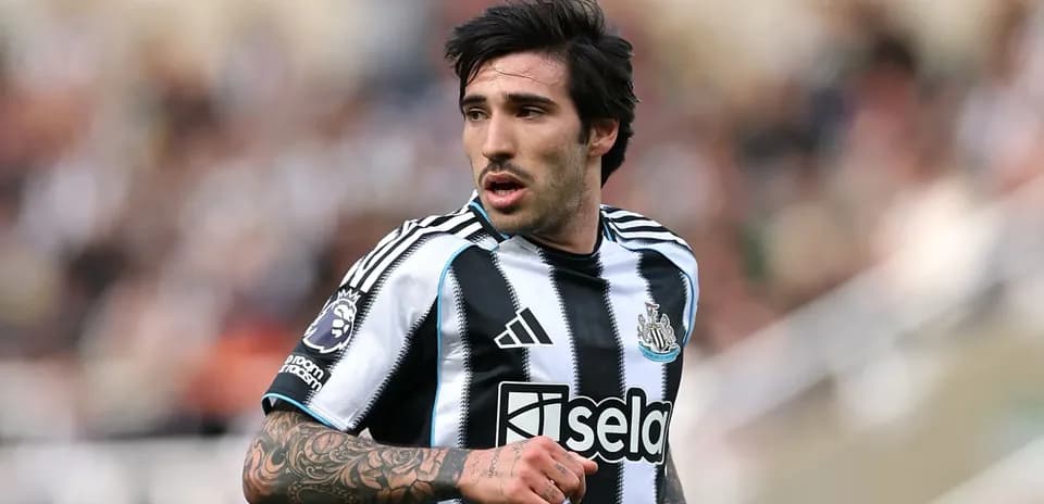 Player in Newcastle United kit during match