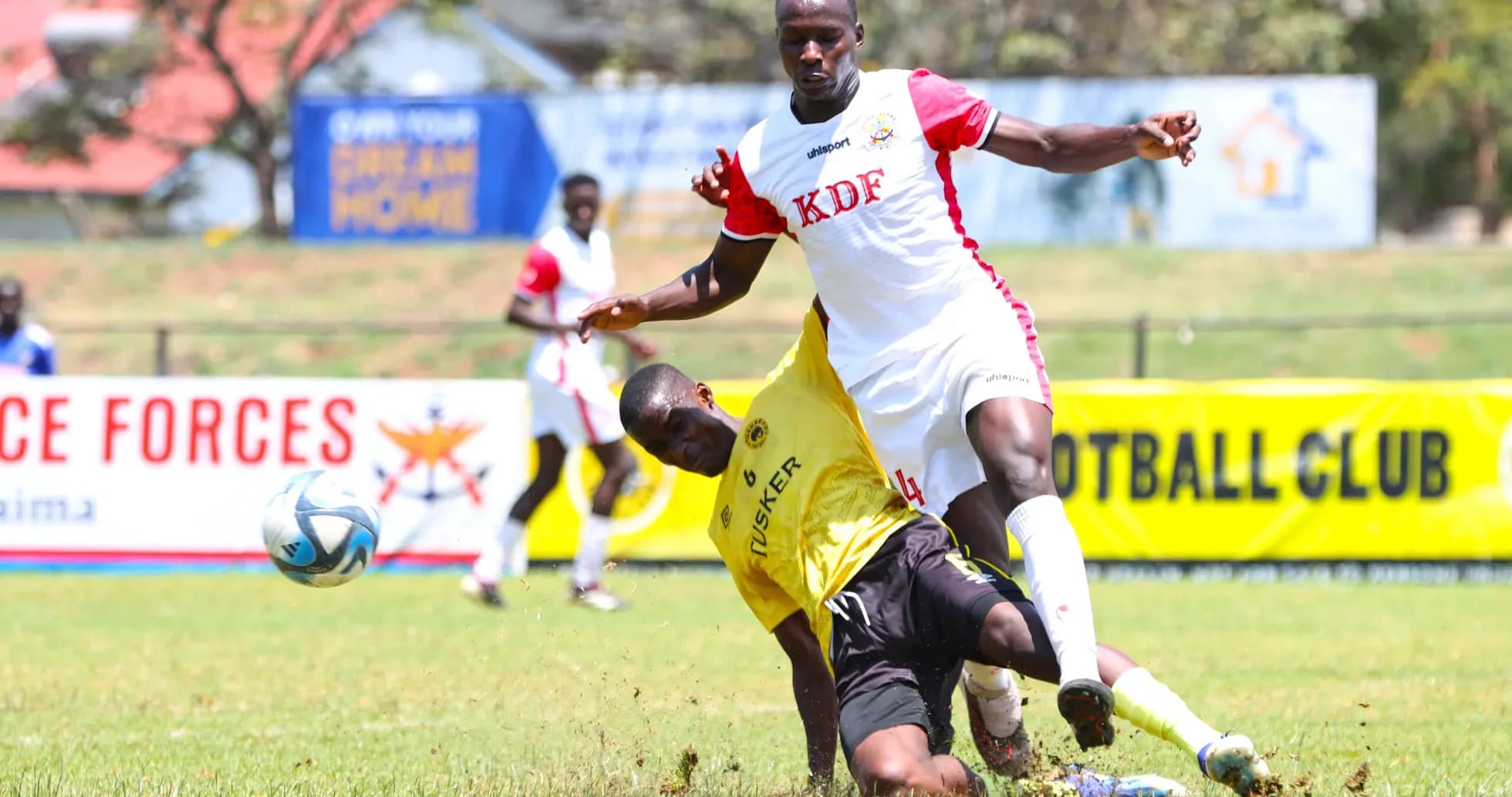 Ulinzi Stars player challenges Tusker player for the ball