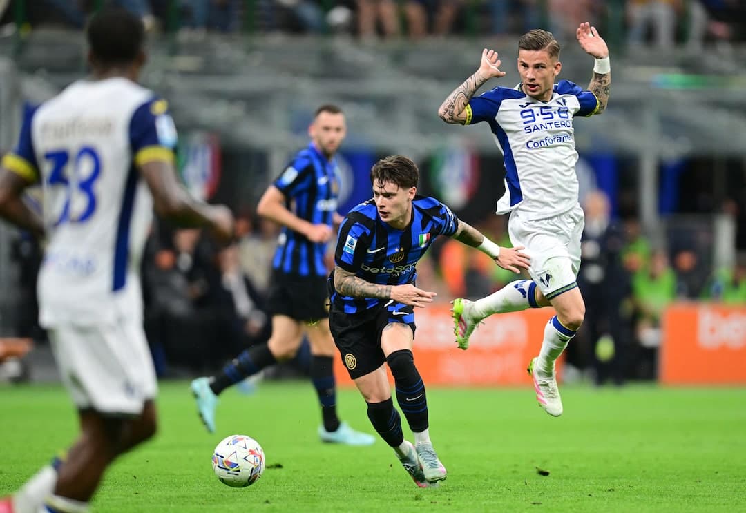 Inter player challenging Hellas Verona opponent