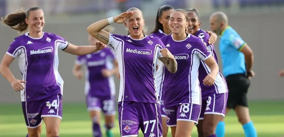 Fiorentina players celebrating during match