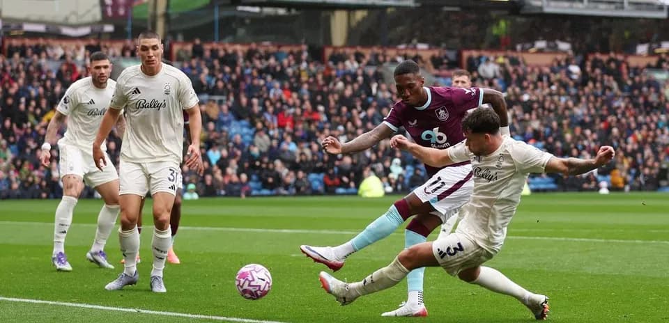 Players competing for the ball during match