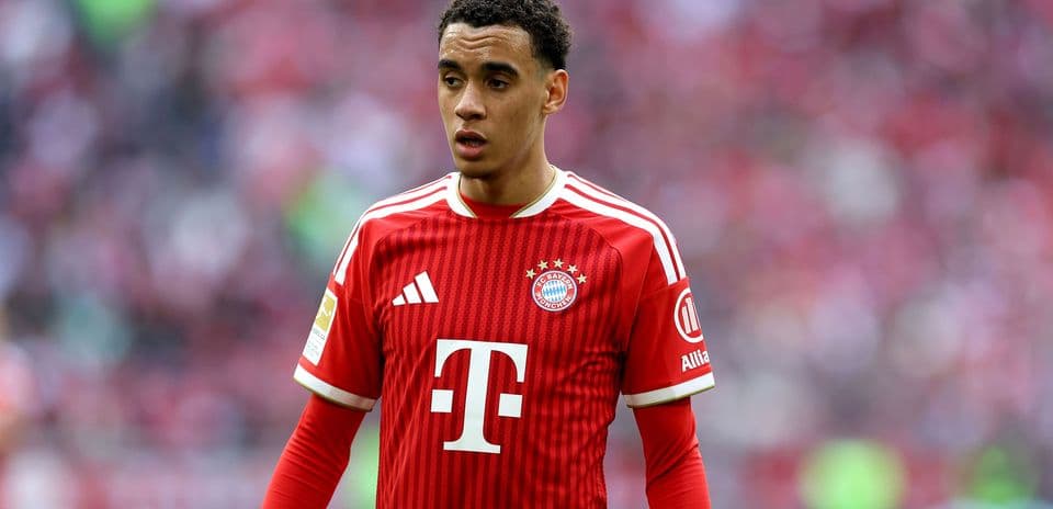 Player in Bayern Munich jersey on the pitch