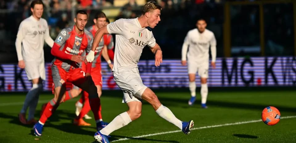 Player taking a shot during Napoli match