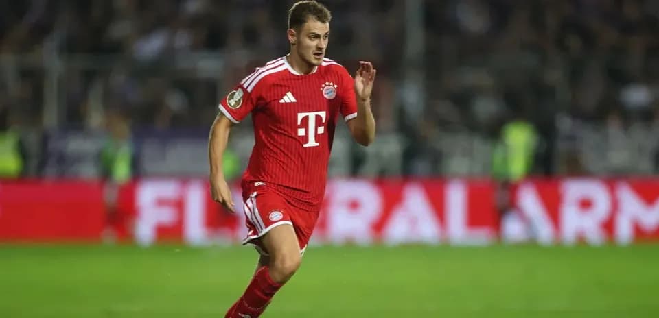Bayern Munich player running on the pitch
