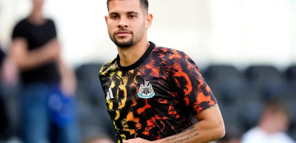 Player warming up in Newcastle training kit