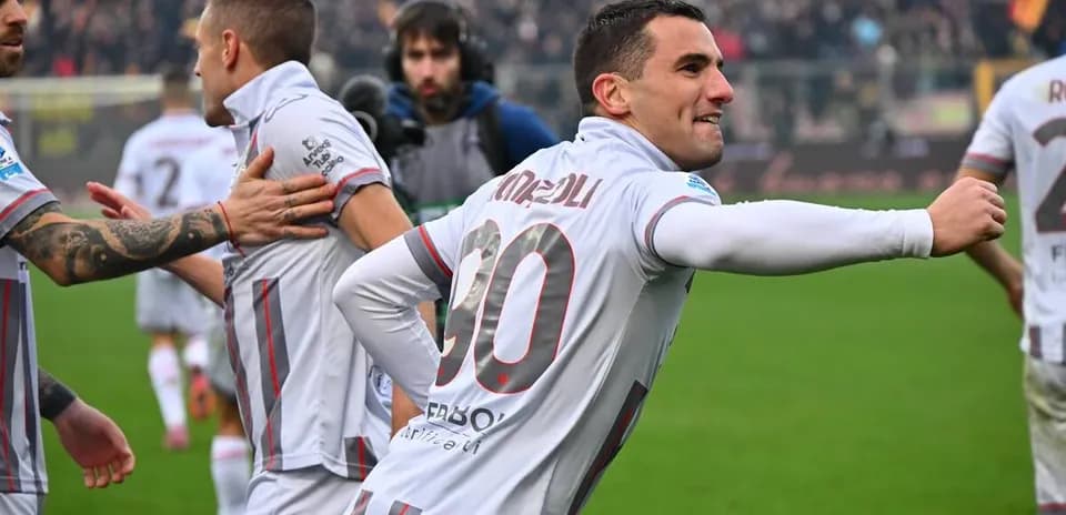 Player celebrating a goal during Lecce match