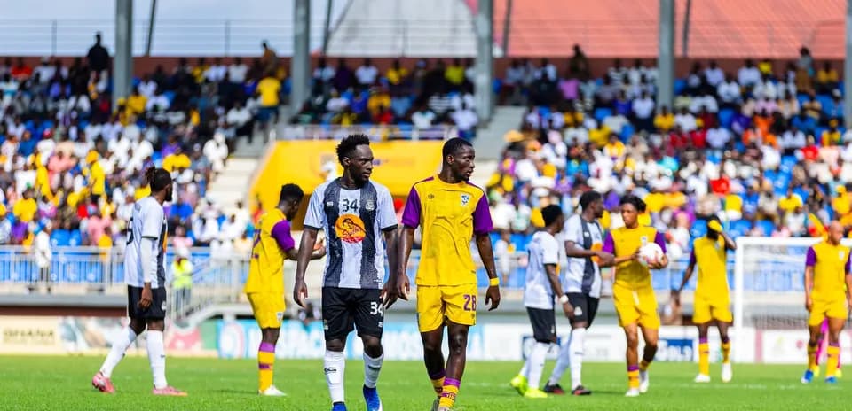 Players from TP Mazembe and Medeama on the field