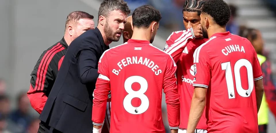 Manager discussing strategy with Manchester United players