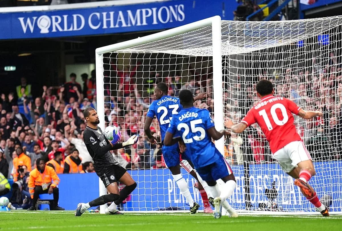 Chelsea players defending against Nottingham Forest attack