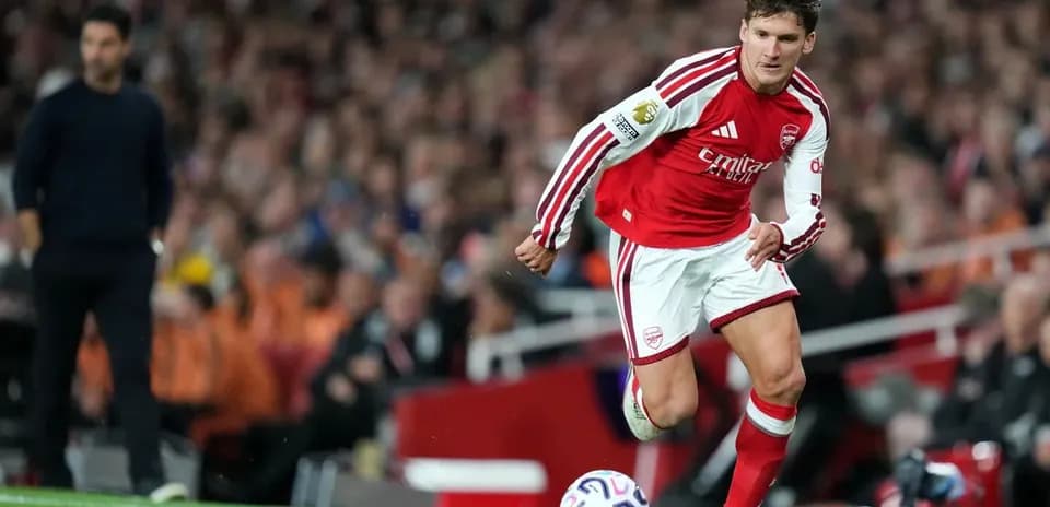 Arsenal player running with the ball during match